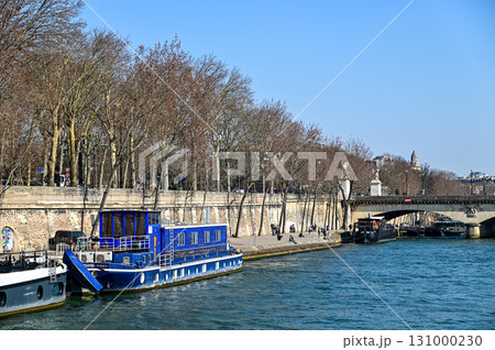 パリにあるサントシャペルのとても美しいステンドグラス パリにあるサントシャペルのとても美しいステンドグラス 131000230
