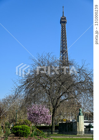 パリにあるサントシャペルのとても美しいステンドグラス 131000239