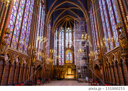 パリにあるサントシャペルのとても美しいステンドグラス 131000253