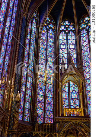 パリにあるサントシャペルのとても美しいステンドグラス 131000269
