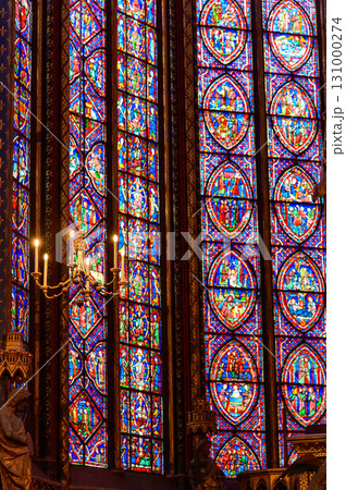 パリにあるサントシャペルのとても美しいステンドグラス 131000274