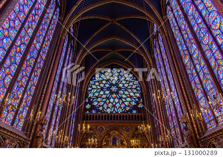 パリにあるサントシャペルのとても美しいステンドグラス 131000289