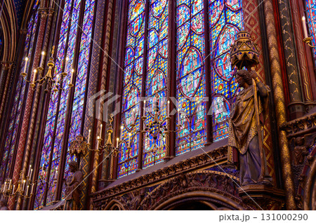 パリにあるサントシャペルのとても美しいステンドグラス 131000290