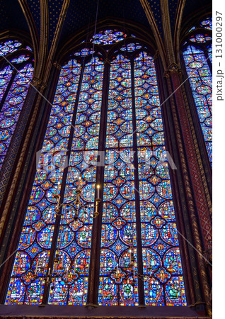 パリにあるサントシャペルのとても美しいステンドグラス 131000297