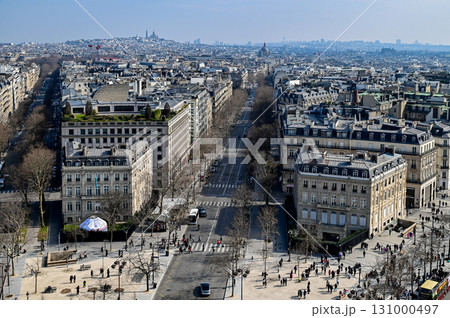 パリにある凱旋門の上から眺めるとても美しい街並みの風景 131000497