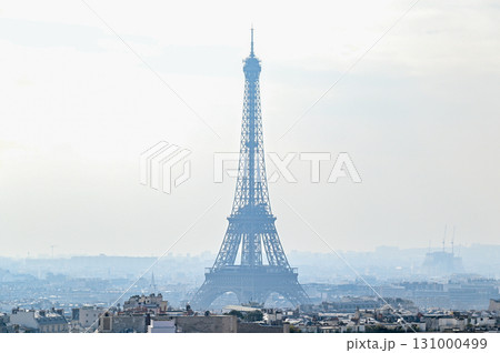 パリにある凱旋門の上から眺めるとても美しい街並みの風景 131000499