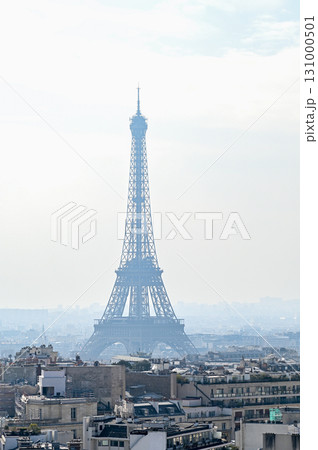 パリにある凱旋門の上から眺めるとても美しい街並みの風景 131000501