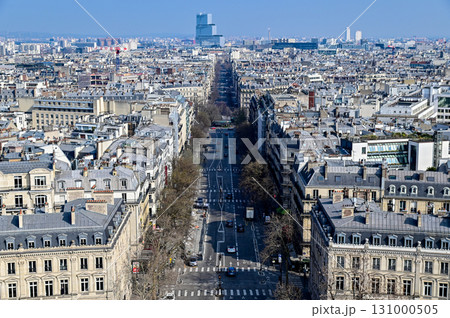 パリにある凱旋門の上から眺めるとても美しい街並みの風景 131000505