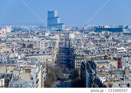 パリにある凱旋門の上から眺めるとても美しい街並みの風景 131000507