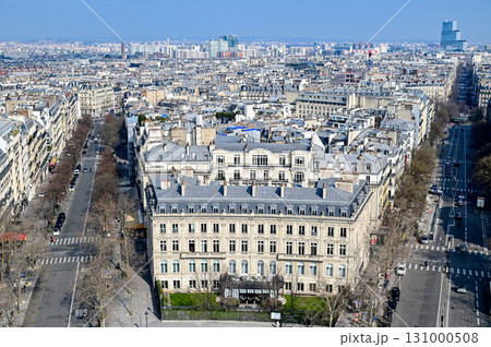 パリにある凱旋門の上から眺めるとても美しい街並みの風景 131000508