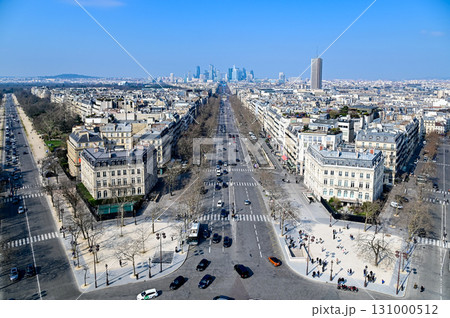 パリにある凱旋門の上から眺めるとても美しい街並みの風景 131000512