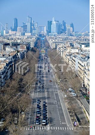 パリにある凱旋門の上から眺めるとても美しい街並みの風景 131000514