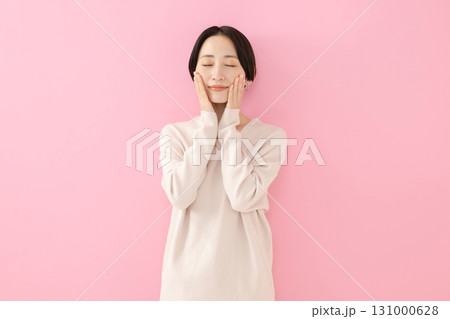 笑顔の女性 131000628