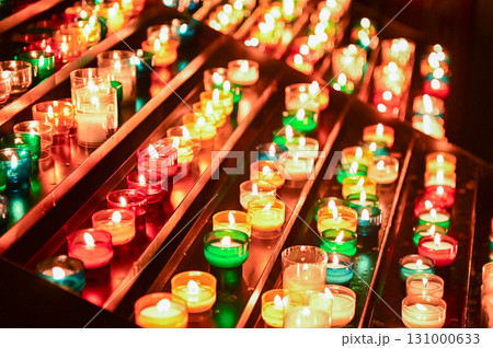 パリにある教会の美しい内装風景 131000633