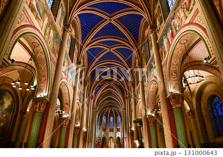 パリにある教会の美しい内装風景 131000643