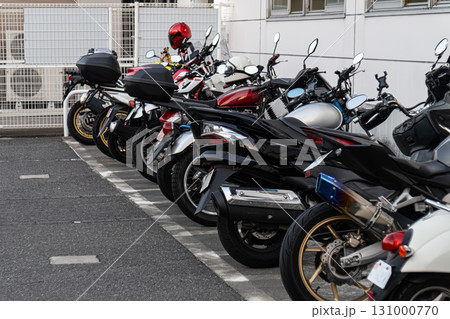 駐車場に並んだ自動二輪車 駐車場に並んだ自動二輪車 131000770