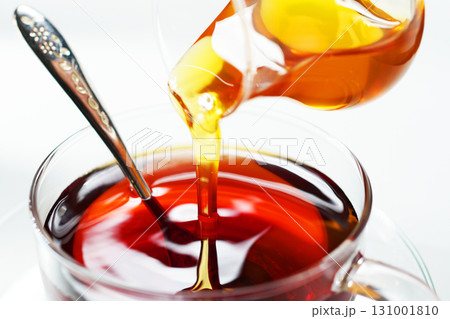 紅茶に蜂蜜を注ぐ・ハニーティー 紅茶に蜂蜜を注ぐ・ハニーティー 131001810