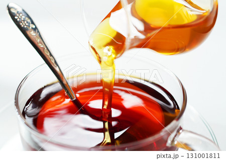 紅茶に蜂蜜を注ぐ・ハニーティー 131001811