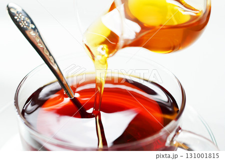紅茶に蜂蜜を注ぐ・ハニーティー 紅茶に蜂蜜を注ぐ・ハニーティー 131001815