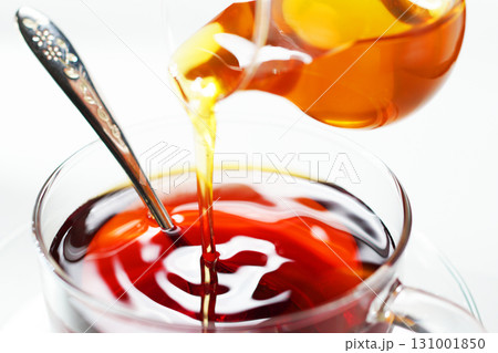紅茶に蜂蜜を注ぐ・ハニーティー 131001850
