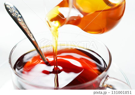 紅茶に蜂蜜を注ぐ・ハニーティー 紅茶に蜂蜜を注ぐ・ハニーティー 131001851