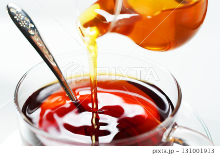 紅茶に蜂蜜を注ぐ・ハニーティー 紅茶に蜂蜜を注ぐ・ハニーティー 131001913