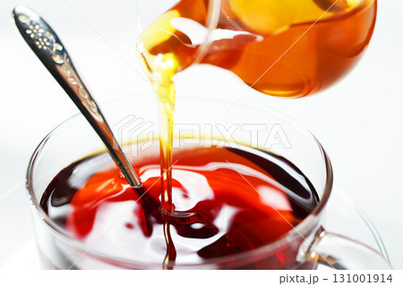 紅茶に蜂蜜を注ぐ・ハニーティー 紅茶に蜂蜜を注ぐ・ハニーティー 131001914