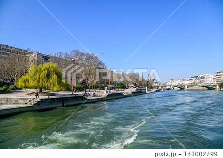 セーヌ川クルーズ船から眺めるパリのとても美しい街並み風景 131002299