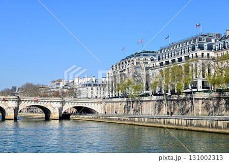 セーヌ川クルーズ船から眺めるパリのとても美しい街並み風景 131002313