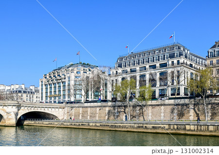 セーヌ川クルーズ船から眺めるパリのとても美しい街並み風景 セーヌ川クルーズ船から眺めるパリのとても美しい街並み風景 131002314