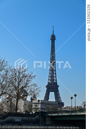 セーヌ川クルーズ船から眺めるパリのとても美しい街並み風景 131002326