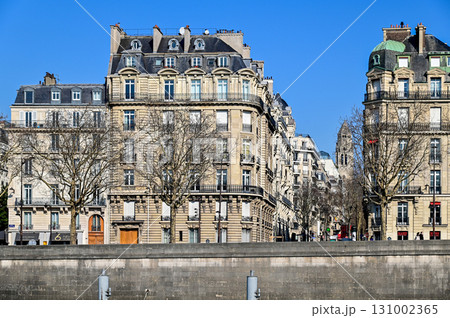セーヌ川クルーズ船から眺めるパリのとても美しい街並み風景 131002365
