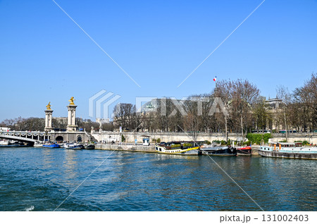 セーヌ川クルーズ船から眺めるパリのとても美しい街並み風景 131002403