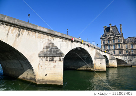 セーヌ川クルーズ船から眺めるパリのとても美しい街並み風景 131002405