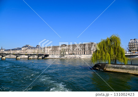 セーヌ川クルーズ船から眺めるパリのとても美しい街並み風景 131002423