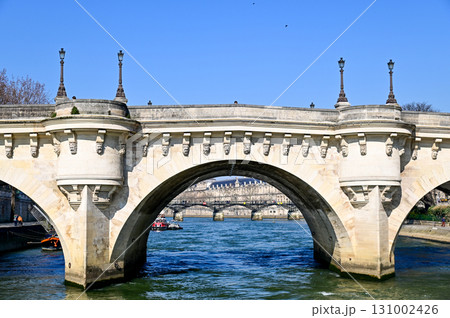 セーヌ川クルーズ船から眺めるパリのとても美しい街並み風景 131002426
