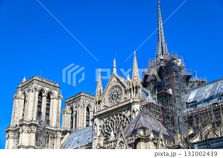セーヌ川クルーズ船から眺めるパリのとても美しい街並み風景 131002439