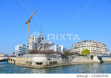 セーヌ川クルーズ船から眺めるパリのとても美しい街並み風景 セーヌ川クルーズ船から眺めるパリのとても美しい街並み風景 131002448