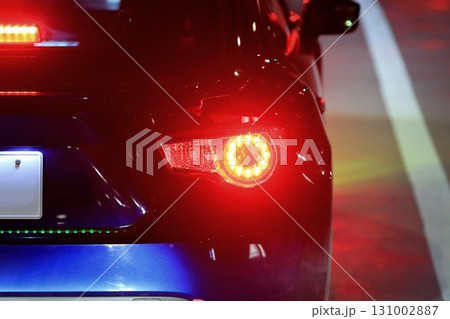 車のテールランプ 131002887