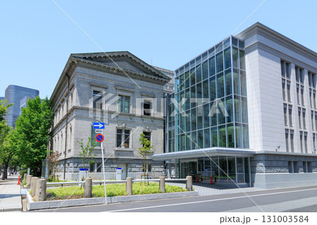 初夏の大阪府立中之島図書館の新館 (大阪府大阪市北区) 131003584