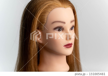 Mannequin head for hairdressing practice and beauty training 131005481