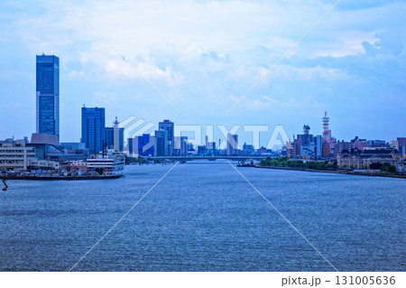 着岸中のの新日本海フェリー「あざれあ」より朱鷺メッセなどを望む 着岸中のの新日本海フェリー「あざれあ」より朱鷺メッセなどを望む 131005636