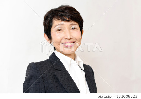 スーツ姿の中高年のビジネスパーソンの女性 スーツ姿の中高年のビジネスパーソンの女性 131006323