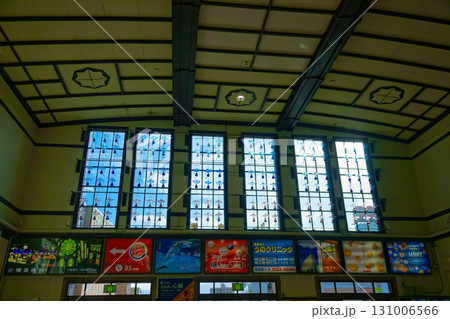 小樽駅の窓に沢山のランプ　駅舎 131006566