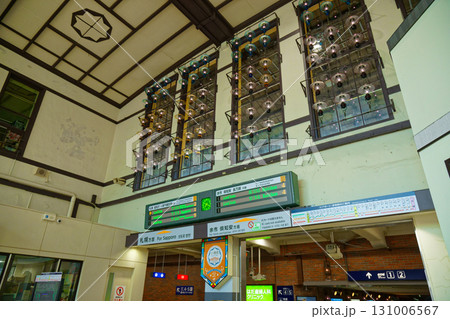 小樽駅の窓に沢山のランプ　駅舎 131006567