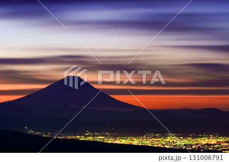 夜明けの富士山と街灯り 131006791