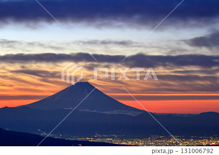 燃えるような朝焼けの富士山 燃えるような朝焼けの富士山 131006792