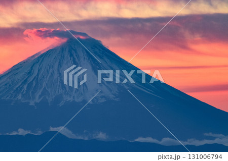朝日に染まる赤富士と笠雲 朝日に染まる赤富士と笠雲 131006794