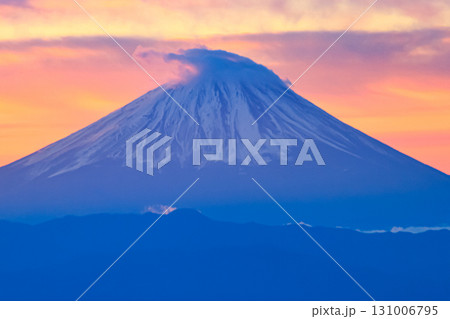 朝焼けの空と笠雲のかかる富士山 朝焼けの空と笠雲のかかる富士山 131006795