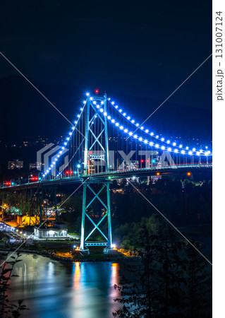 カナダバンクーバーのライオンズゲートブリッジの夜景 カナダバンクーバーのライオンズゲートブリッジの夜景 131007124
